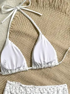 Detalle macro del bikini blanco de lunares que muestra el tejido elástico texturizado