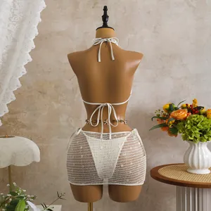 Vista posteriore di un set bikini 3 pezzi con paillettes bianche in stile rétro americano