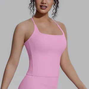 Nahaufnahme eines schmal geschnittenen rosa Yoga-Tops mit einem eckigen Ausschnitt