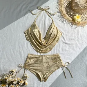 Detailansicht eines luxuriösen goldfarbenen Bikini-Sets mit Wasserfallausschnitt für den Urlaub