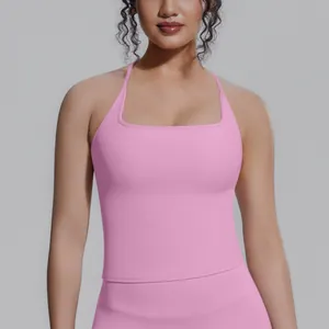 Detailansicht des rosa Yoga-Tops für Damen mit eckigem Ausschnitt und atmungsaktivem Slim-Fit-Stoff