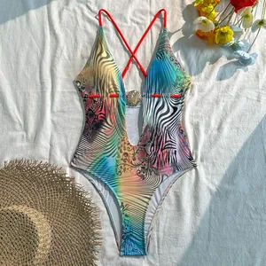 Détail du maillot de bain imprimé bohème avec décolleté en V profond et coquillage.