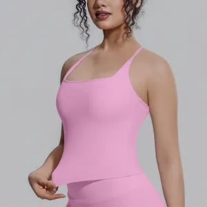 Detailansicht eines rosa atmungsaktiven Yoga-Tops an einem professionellen Fitnessmodell