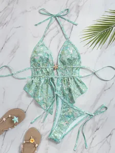 Detailweergave van mintgroene bloemen bikini set met pailletten en een zeester versiering