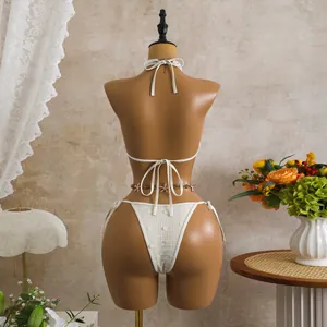 Dettaglio della vista posteriore del bikini in rete bianca retrò con paillettes e catena a stella