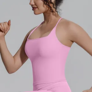 Detailansicht eines rosa Racerback-Yoga-Tops für Damen in einer aktiven Laufpose