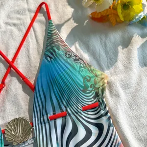 Gros plan d'un maillot de bain bohème sexy avec accessoire coquillage doré et bretelles orange