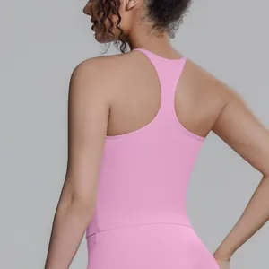 Detailansicht der Rückseite eines rosa Racerback-Sporttops für Yoga und Fitnessübungen