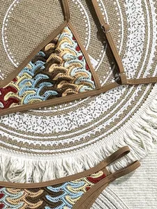 Detailaufnahme der komplizierten Häkeltextur dieses böhmischen Bikinis mit Wellen