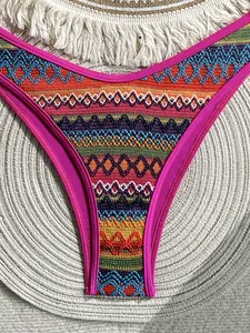 Λεπτομερές κοντινό πλάνο από boho σλιπ μπικίνι με πολύχρωμο γεωμετρικό κέντημα