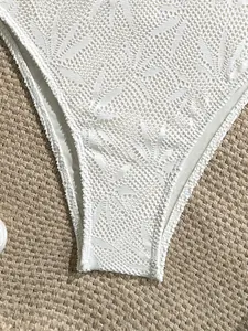 Primo piano dettagliato che mostra l'intricato motivo in pizzo bianco all'uncinetto del costume