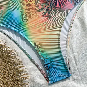 Gros plan détaillé sur l'imprimé bohème vibrant et les coutures d'un maillot de bain une pièce