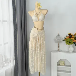Elegante driedelige ivoren bikini-set met bijpassende lange kanten strandrok vakantie