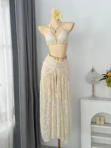Bohemian gehaakte bikiniset met bijpassende lange kanten rok met split op etalagepop