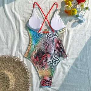 Vue détaillée d'un maillot de bain une pièce imprimé bohème avec un décolleté en V