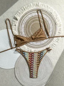 Detailansicht des böhmischen Häkel-Bikinis mit buntem Wellenmuster und braunem Oberteil.
