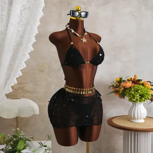Dettaglio del bikini a tre pezzi in rete con paillettes nere in stile retrò su un manichino