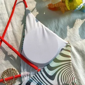 Détail du maillot de bain bohème montrant le rembourrage et le décor en coquille