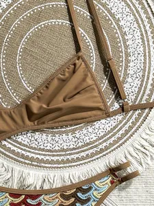 Detailansicht von braunem Bikini-Top und buntem Bohème-Häkelmuster