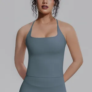Nahaufnahme eines blauen, atmungsaktiven Yoga-Tops aus doppelseitigem Nylongewebe.