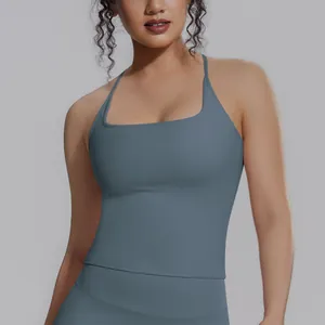 Nahaufnahme des quadratischen Ausschnitts dieses blauen Yoga-Tops aus atmungsaktivem Stoff