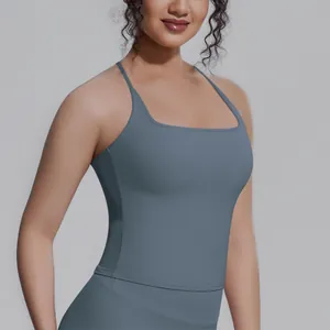 Detailansicht eines blauen Racerback-Yoga-Tops, das die atmungsaktive Stoffqualität zeigt