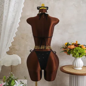 Dettaglio di un bikini vintage in mesh con paillettes e catena in vita con monete