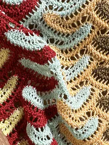 Detailaufnahme des aufwendigen Boho-Häkelmusters mit farbenfrohem Wellendesign
