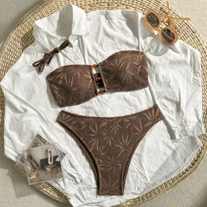 Dettaglio ravvicinato di bikini marrone all'uncinetto con vita alta e top a fascia