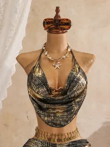 Detailansicht eines goldenen Metallic-Bikinioberteils mit Wasserfallausschnitt und Schnalle