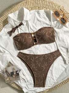 Dettaglio della trama del bikini all'uncinetto marrone con eleganti accessori estivi.