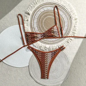 Detailansicht des Retro-Häkel-Boho-Bikinis in Erdtönen mit Wellenmuster-Textur