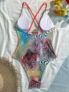 Maillot de bain une pièce bohème avec décolleté en V, brides rouges et coquillage