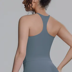 Detailansicht eines graublauen Racerback-Yoga-Tops aus atmungsaktivem Nylongewebe.