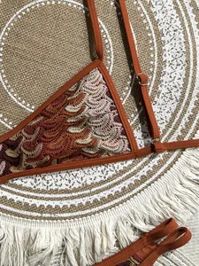 Detailansicht der gewellten Häkeltextur eines Bikini-Oberteils im modernen Boho-Stil