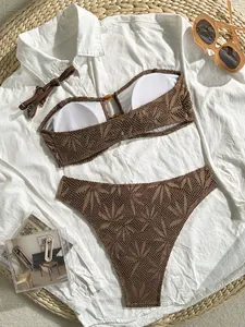 Dettaglio del bikini all'uncinetto marrone con motivo a foglie su camicia