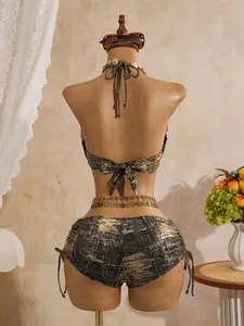 Detailansicht der Rückseite eines sexy Bikinis mit Goldfolien-Metallic-Muster