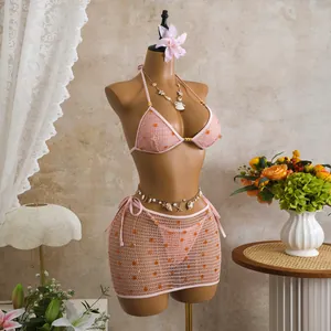 Vista dettagliata di un set bikini a tre pezzi in rete con paillettes rosa in stile vintage