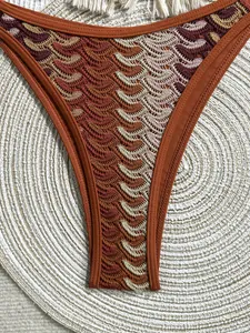 Nahaufnahme der Boho-Häkel-Bikinihose mit Wellenstrickmuster und terrakottafarbenen Rändern.