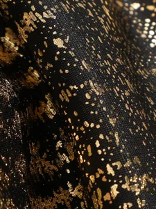 Makroaufnahme von strukturiertem schwarzem Bikini-Stoff mit luxuriösem Goldfolien-Muster