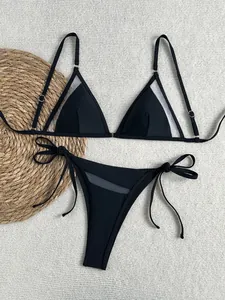 Detailansicht der schwarzen Netzbahnen an einem sexy zweiteiligen Bikini-Set mit Bindebändern