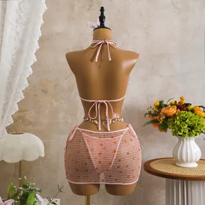 Vista posteriore di un bikini rosa vintage a 3 pezzi con gonna in mesh di paillettes.