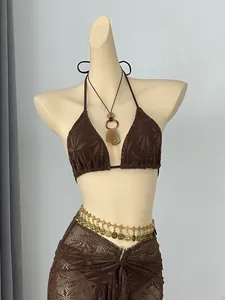Detailweergave van een bruine gehaakte bikini met bijpassende rokset op een mannequin