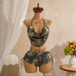 Detailansicht eines metallisch goldenen Bikinis mit Wasserfallausschnitt auf Schaufensterpuppe