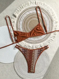 Detailansicht des böhmischen Bikinisets mit Häkelmuster und orangefarbenem Oberteil