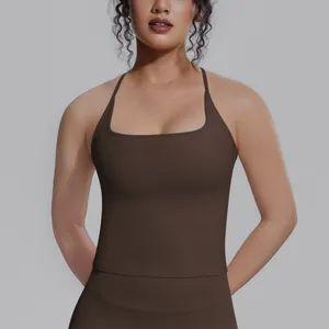 Hochwertige Nahaufnahme eines dunkelbraunen, eng anliegenden Yoga-Tanks für Damen.