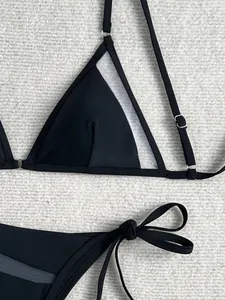 Detailansicht eines schwarzen Bikinis mit Netzausschnitten und verstellbaren Trägern