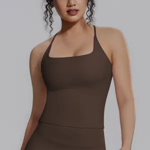 Detailansicht eines braunen Yoga-Tops mit quadratischem Ausschnitt und enger Passform.