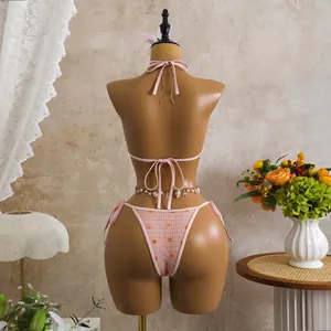 Vista posteriore dettagliata del fondo bikini rosa con paillettes su un manichino