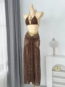 Driedelige bruine gehaakte bikiniset met haltertop en vloerlange rok van mesh